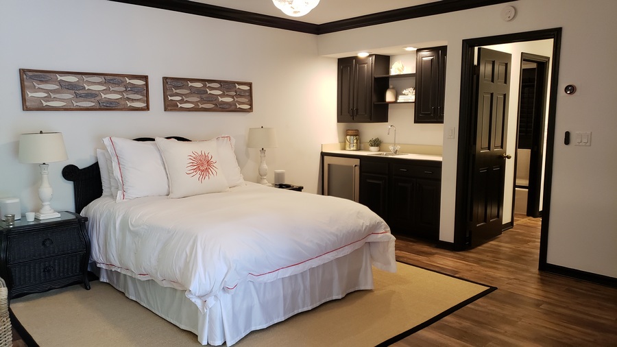 Cabana Queen Bed and Bar